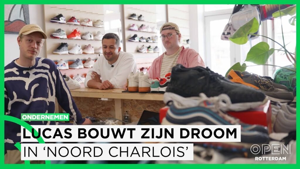 Lucas van den Baar met team achter de toonbank van zijn sneakerwinkel in Rotterdam, muur vol sneakers op de achtergrond