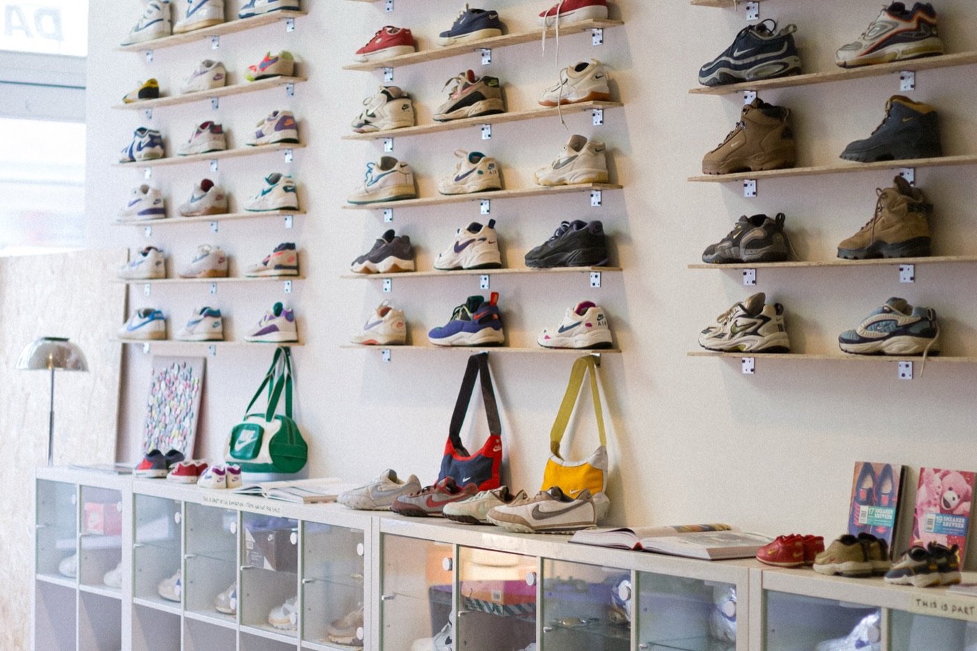 Sneakers en vitrines in het minimuseum achterin de winkel